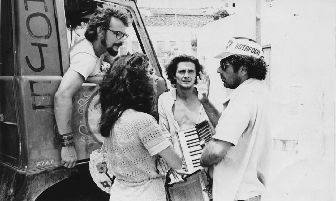 Cacá Diegues com José Wilker, Betty Faria e Fábio Júnior nos bastidores de Bye Bye Brasil — Foto: reprodução/divulgação