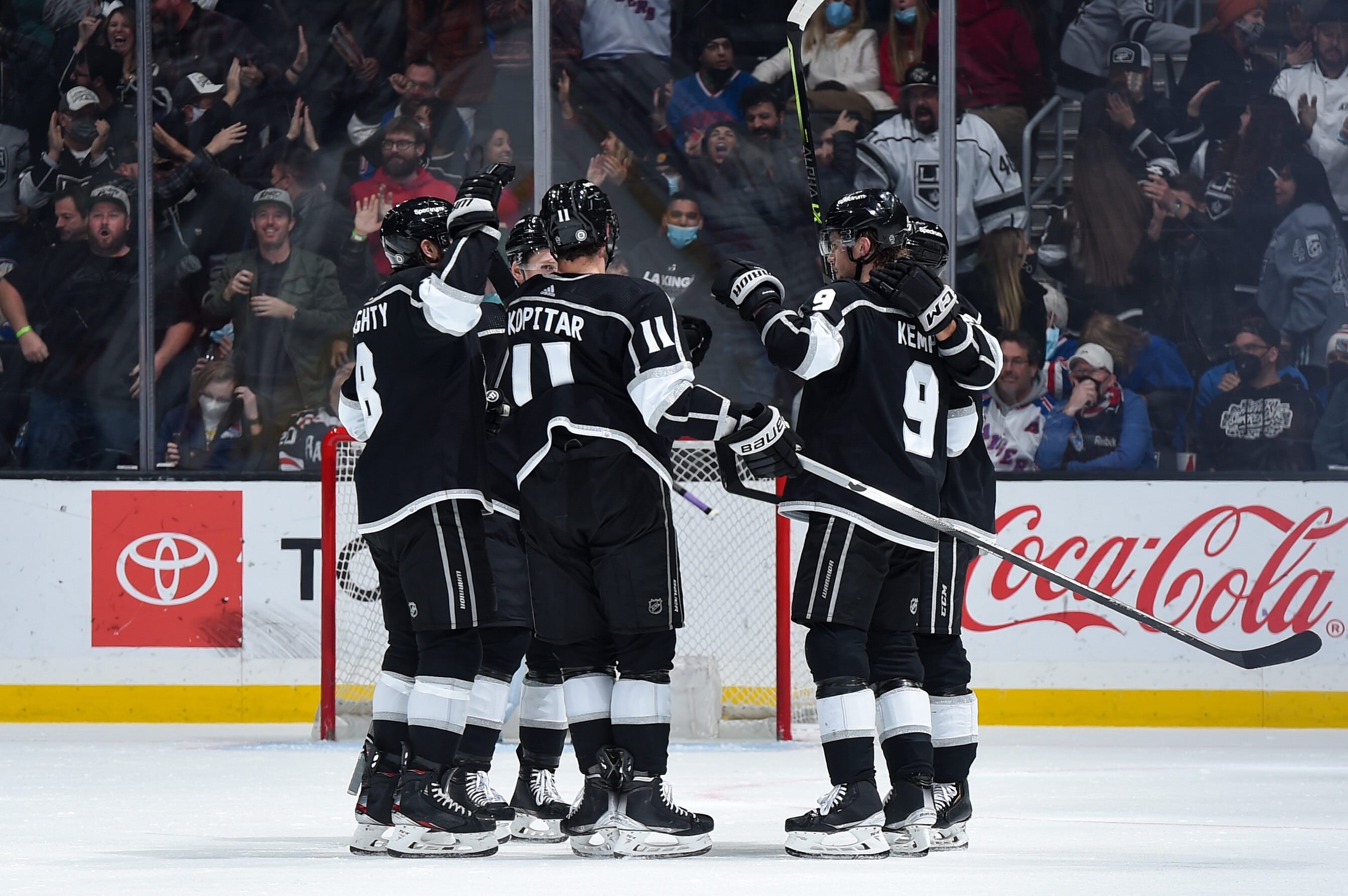 X 上的NHLPA：「PHOTO: @dewyy8, @dustinbrown23 & the @LAKings wore @Dodgers  jerseys during warm-ups Monday night. #StadiumSeries   / X