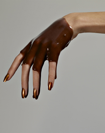 037-233046_choc_hand_02-jpg
