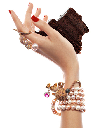 019-752043_cake_hand-jpg