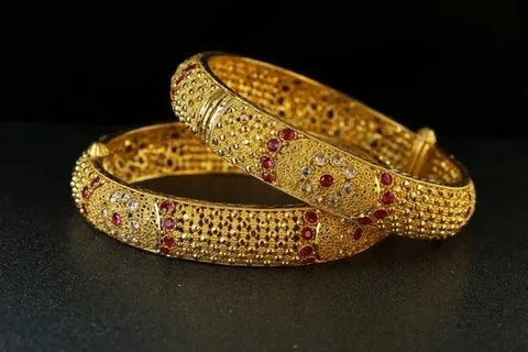 Bangles Set: A Timeless Expression of Pakistani Elegance