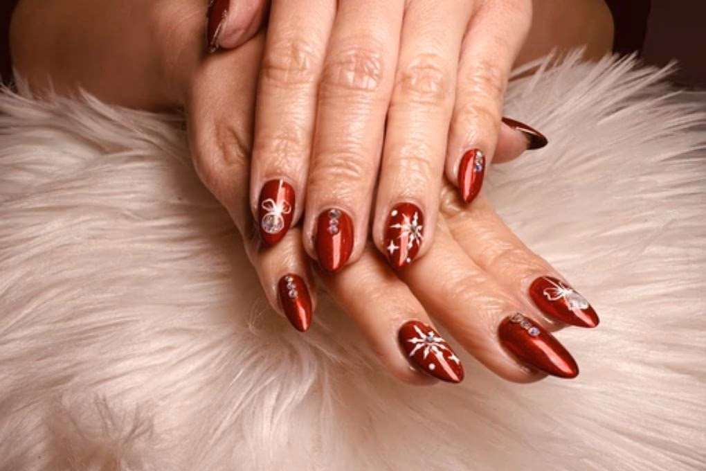 Elegant Nails with Christmas Designs to Elevate Your Holiday Style