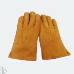 How do sheepskin gloves help regulate temperature and prevent sweaty hands?