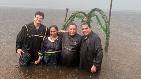 Batismo em Coari acontece em meio a forte chuva no Amazonas