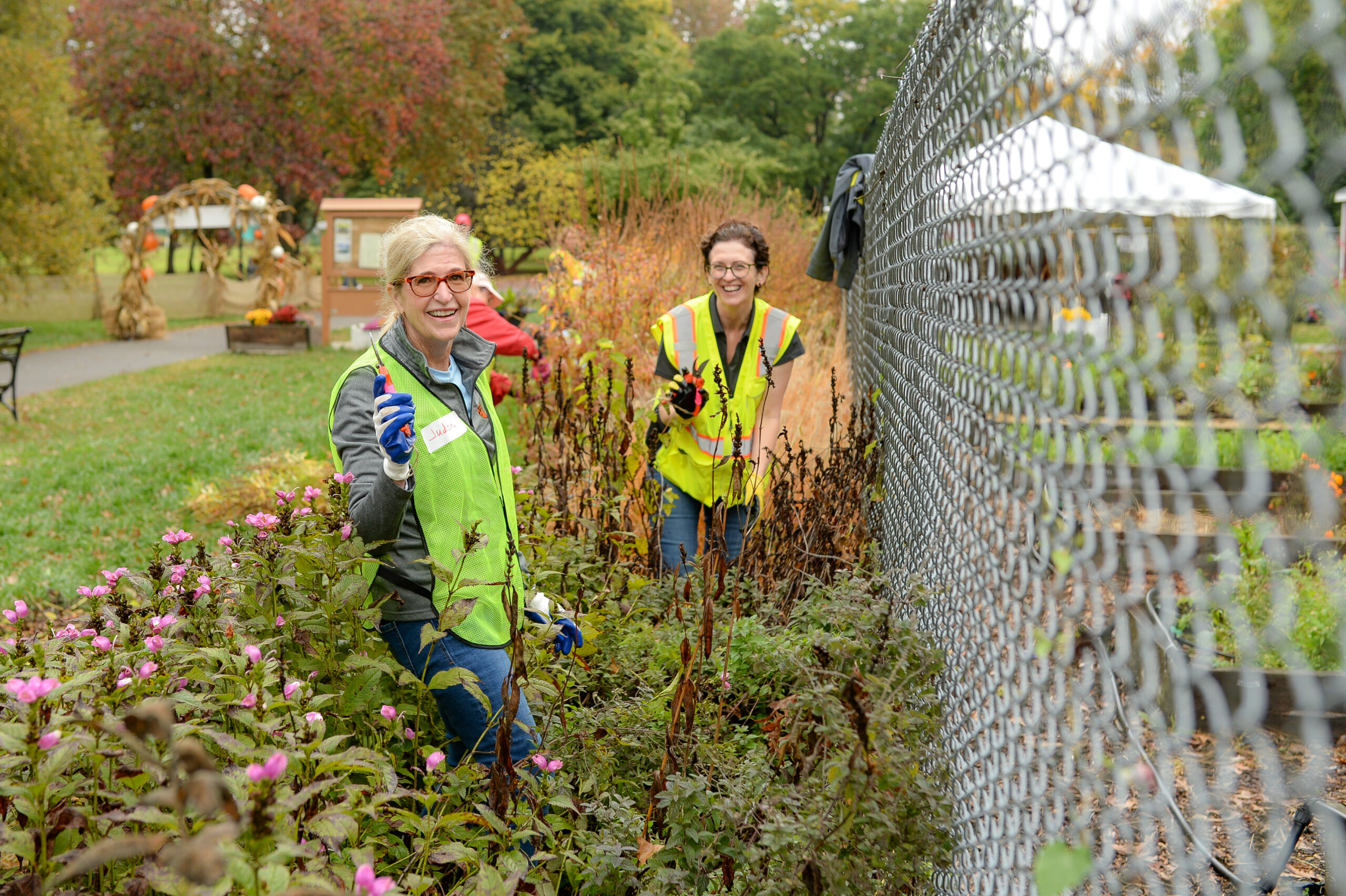 Rental industry volunteers improve Queens Botanical Garden