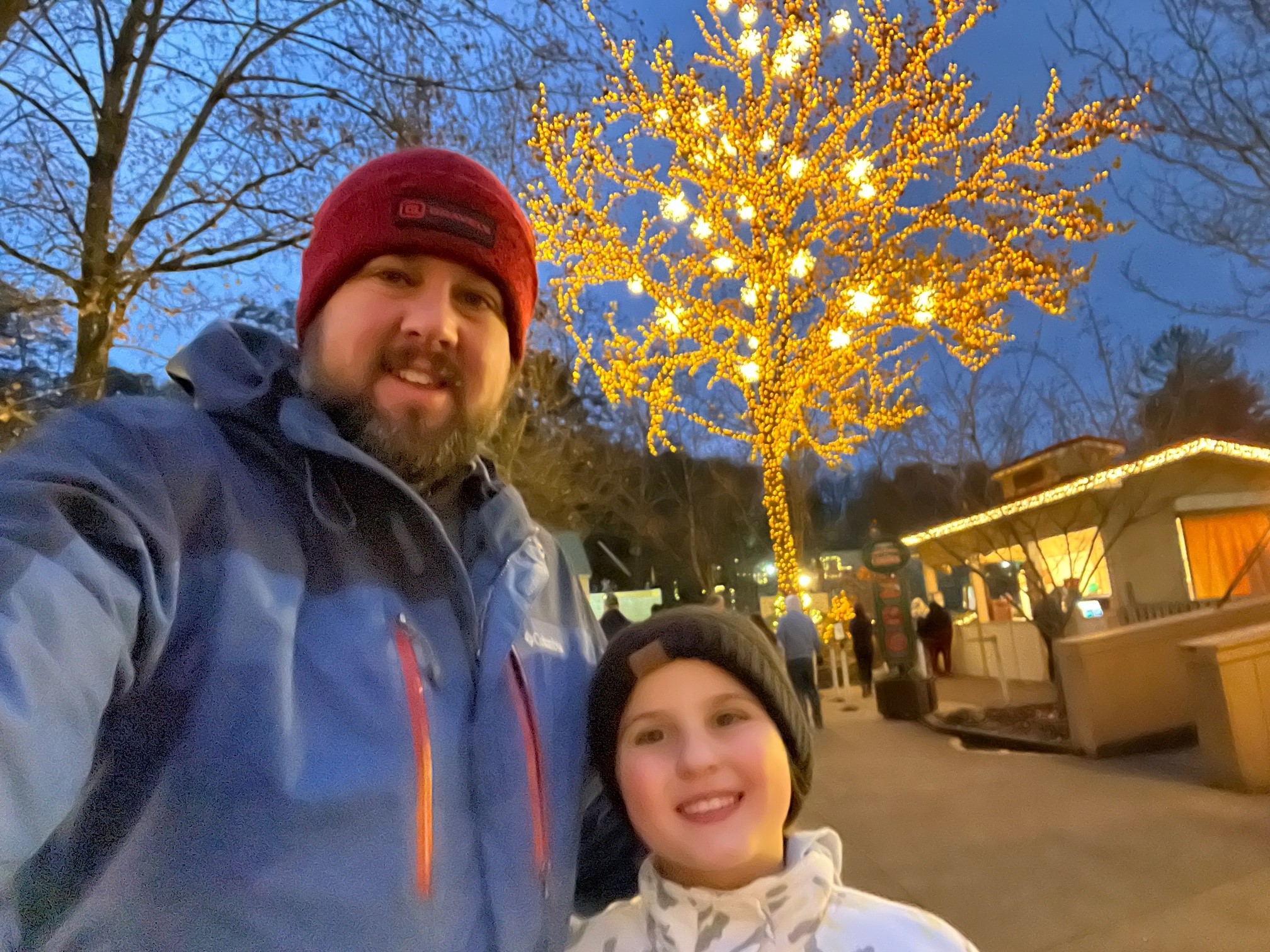 Brian Williams of Leeper Hardware Co., Jefferson City, Tenn., and his daughter enjoy the ARA of Tennessee outing at Dollywood