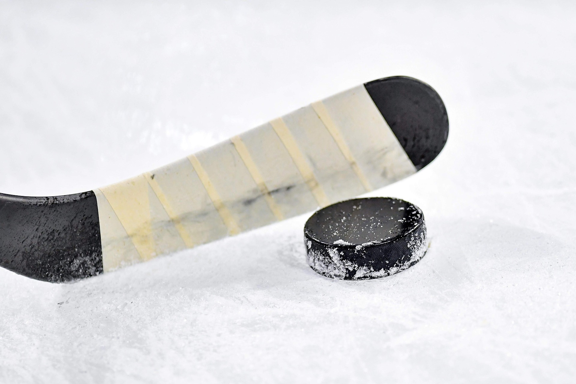 Bild-Eishockey-Schlaeger-Puck-Image-by-soerli-from-Pixabay
