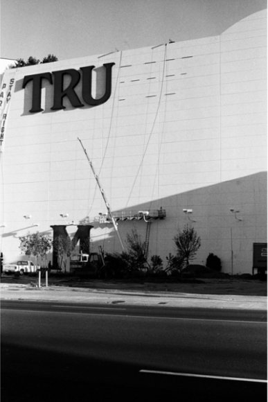 Zoe Strauss, Trump Plaza Sign Installation. Atlantic City, NJ. February 1987, Archival Inkjet Print 