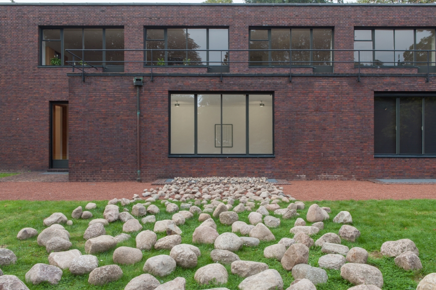 Alicja Kwade, 1417 + (16.08.2013), 2013, Installation view: Degree of Certainty, Museum Haus Esters, 2013