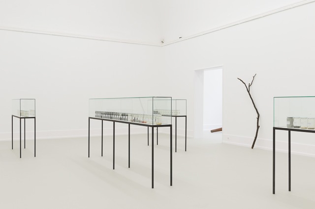 Alicja Kwade, Warten auf Gegenwart II, Installation at Kunsthalle Nürnberg, 2015