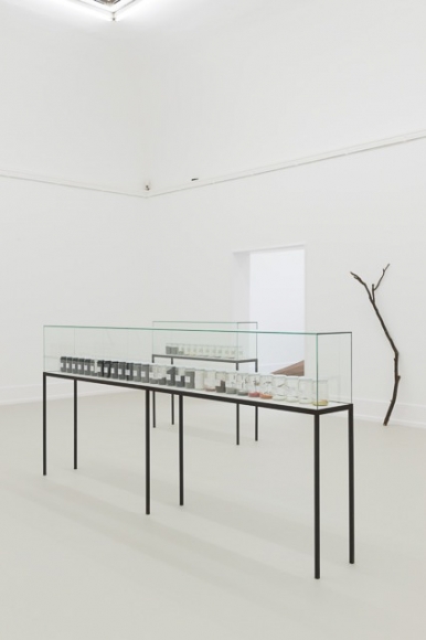 Alicja Kwade, Warten auf Gegenwart II, Installation at Kunsthalle Nürnberg, 2015