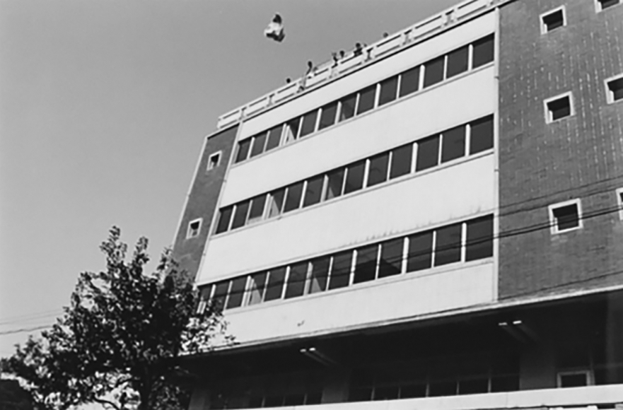 Jiro Takamatsu, The performance site of Dropping Show photographed from below., 1964