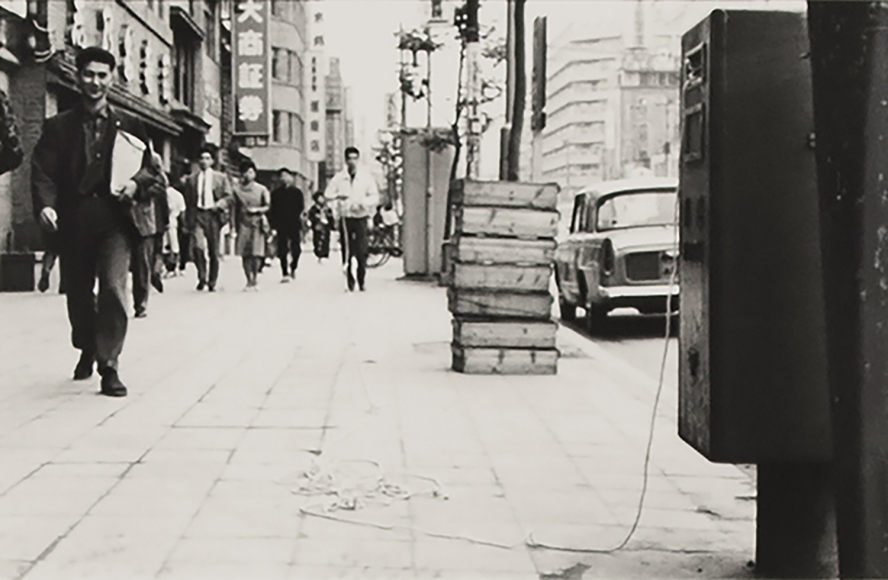 Jiro Takamatsu's performance with 'string' in The 6th Mixer Plan., 1963