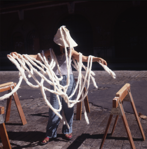 塞西莉亞·維納 Cloud-Net, 1999 指定場地裝置和表演,回應全球暖化問題