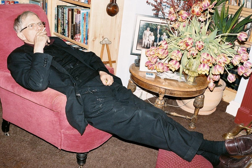 JUERGEN TELLER David Hockney smoking, Bridlington, 2008