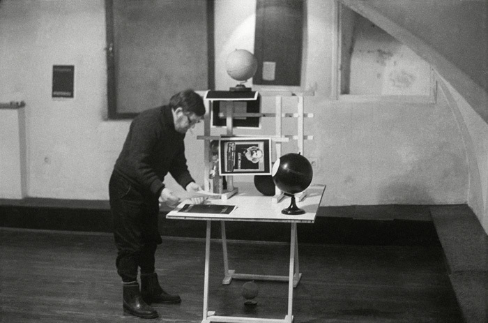 Mangelos installing the exhibition Shid Theory (Galerija Podroom, Zagreb, Croatia, 1978)