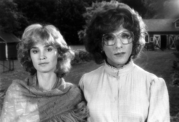 Mary Ellen Mark, Jessica Lange and Dustin Hoffman pose for a picture, Tootsie, Hurley, New York 1982