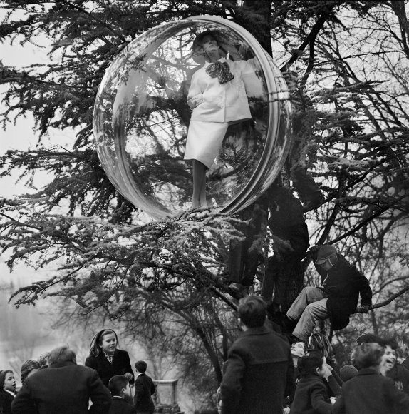 Melvin Sokolsky, School Sky Watch, Paris, 1963