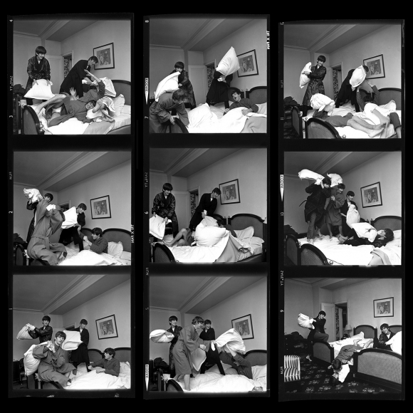 Harry Benson, The Beatles "Pillowfight", Paris, 1964