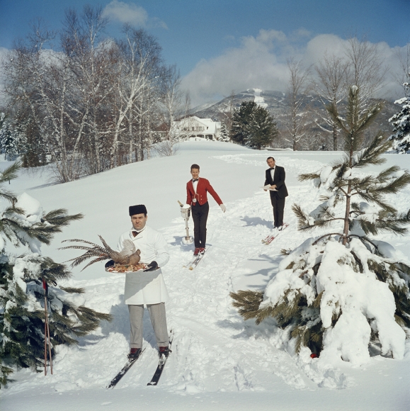 Slim Aarons, Skiing Waiters, Stowe, Vermont, 1962