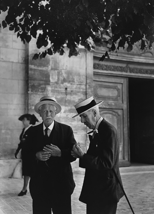 Robert Doisneau, Sortie de la Messe a Sceaux, 1945