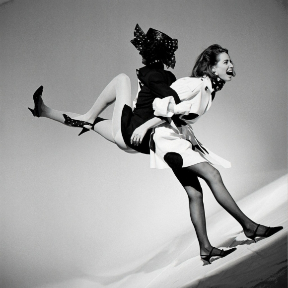 Arthur Elgort, Christy Turlington holding up Linda Evangelista, VOGUE Paris, 1989