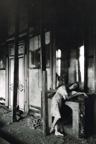 Deborah Turbeville, Vera Abrusova, Stroganov Palace, 1996