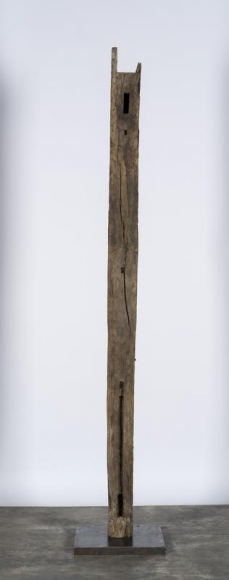 Kader Attia. Eternal Now, 2018. Wooden beams from traditional Korean houses, metal staples, metal plinth, 221.5 x 14 cm. Courtesy of the artist & Galerie Nagel Draxler, Berlin & PKM Gallery, Seoul.