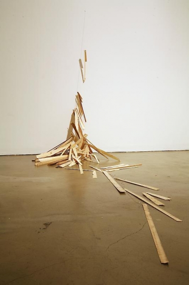 Bae Young-whan. Stranding, 2008. Drawing on wood chips and shavings, thread, approx, 380 x 80 cm. Courtesy of the artist & PKM Gallery.