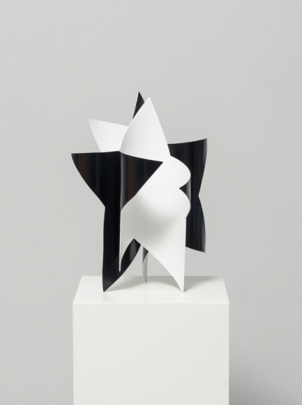 Wonwoo Lee. Dancing star (black and white), 2017. Steel, paint, 45 x 32 x 32 cm. Courtesy of the Artist & PKM Gallery.