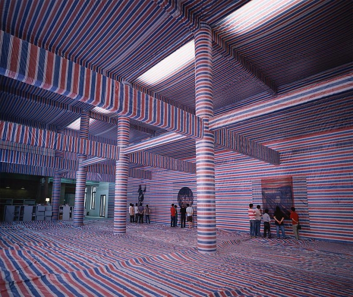 Wang Qingsong. Gallery, 2008. C-print, 160 x 190 cm, right. Courtesy of the artist & PKM Gallery.