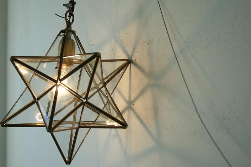 Wonwoo Lee. Shootingstar, 2011. Steel, wire, lamp, motor, Variable dimension. Courtesy of the artist & PKM Gallery.