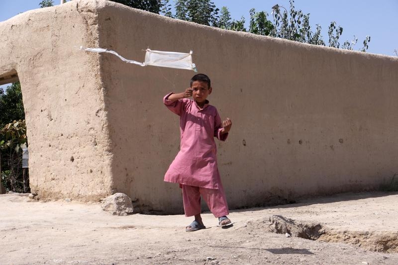 Francis Alÿs. Children's Game #10 Papalote Balkh, Afghanistan, 2011. Video, 4:13 min. Courtesy of the artist & Jan Mot, Brussels & PKM Gallery, Seoul.