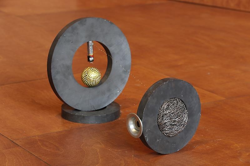 Donghee Koo. Energizer, 2013. Magnets, battery and metal sponge, 41 x 25 x 24 cm. Courtesy of the artist & PKM Gallery.