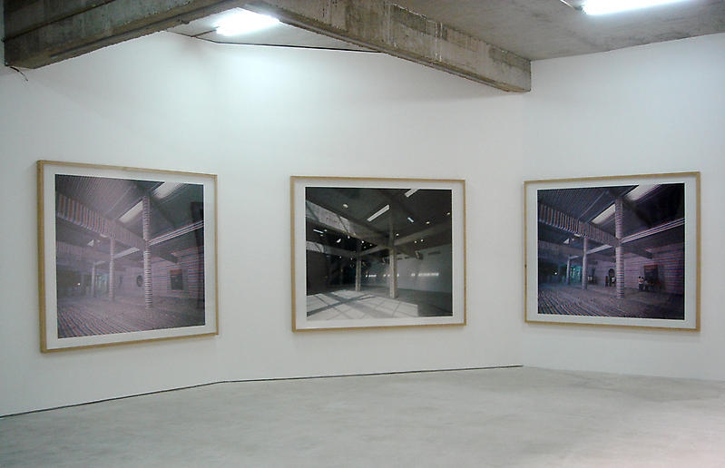 Wang Qingsong. Gallery, 2008. C-print, 160 x 190 cm, installation. Courtesy of the artist & PKM Gallery.