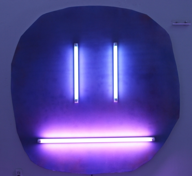 Wonwoo Lee. You Are My Burning Light (blue), 2016, Canvas on wooden stretcher, spray paint, colored fluorescent lamp, fish tanning lamp. 183 x 183 cm. Courtesy of the artist & PKM Gallery.