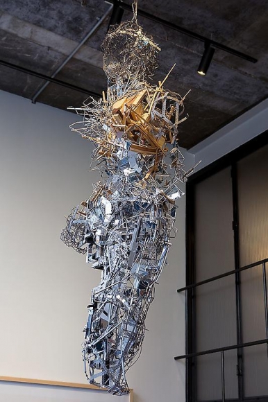 Lee Bul. Infinite Starburst of Your Cold Dark Eyes, 2009. Stainless steel, mirror, aluminum, copper, crystal, wood, nickel-chrome wire, plastic, acrylic, 192.5 x 82 x 54 cm. Courtesy of the artist & PKM Gallery.