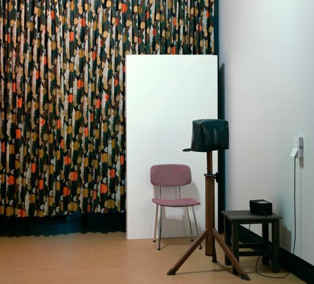 Thomas Demand. Fotoecke / Photo booth, 2009. C-Print / Diasec, 180 x 198 cm. edition of 6
