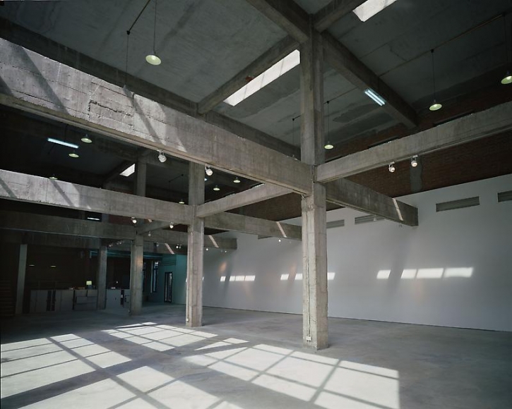 Wang Qingsong. Gallery, 2008. C-print, 160 x 190 cm, center. Courtesy of the artist & PKM Gallery.