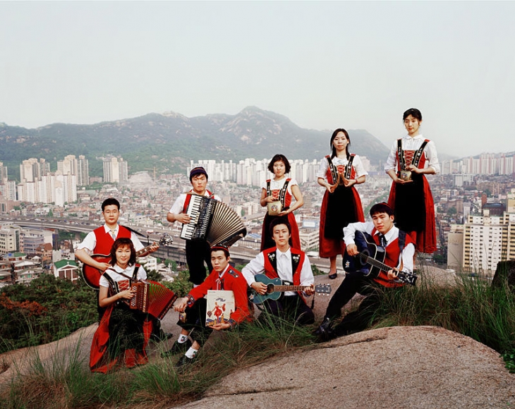 Sanggil Kim. off-line_the sound of music internet community (Edition of 6), 2005. c-print, 180 x 220 cm. Courtesy of the artist & PKM Gallery.