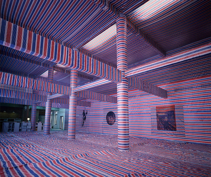 Wang Qingsong. Gallery, 2008. C-print, 160 x 190 cm, left. Courtesy of the artist & PKM Gallery.