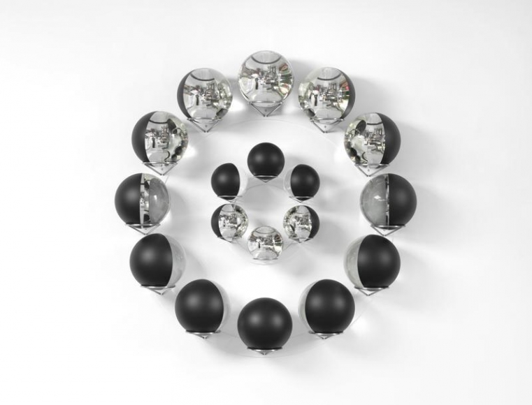 Olafur Eliasson. Pivotal study, 2018. Glass spheres, silver, paint (black, white), stainless steel, 164 x 164 x 31 cm. Courtesy of the artist & PKM Gallery.
