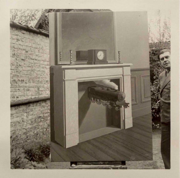 René Magritte - René Magritte et "La Durée Poignardée" (1938), Bruxelles, 1938 ; Bruce Silverstein Gallery