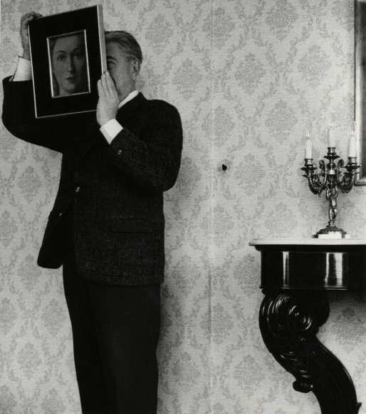René Magritte / Shunk-Kender René Magritte posant avec ”La Ressemblance” (partie de L’évidence éternelle” (1954), 1962-1964 ; Bruce Silverstein Gallery