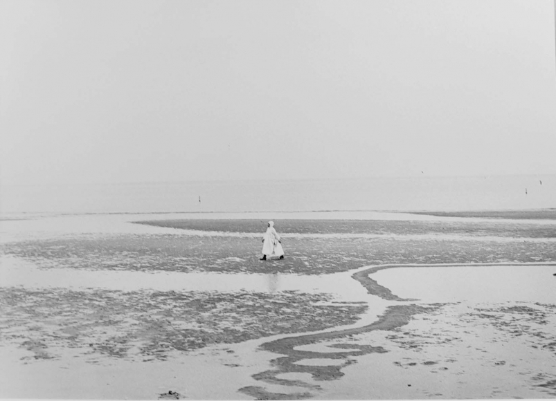 Beach Walk, Westport, CT, 1975, Gelatin silver print