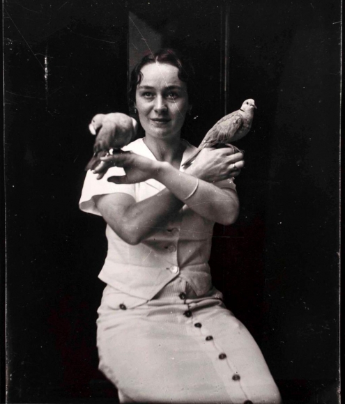 René Magritte - Le Rendez-Vous, Georgette Magritte, Bruxelles, 1938 ; Bruce Silverstein Gallery
