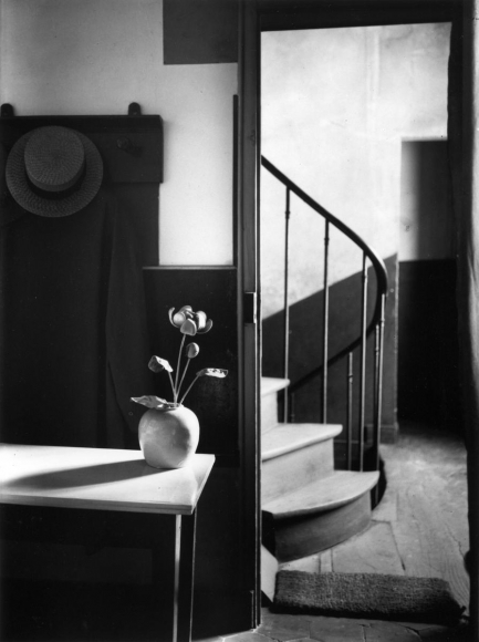 André Kertész ; Chez Mondrian, Paris, 1926 ; Bruce Silverstein Gallery