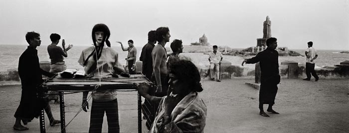 Raghu Rai VISITORS AT KANYAKUMARI
