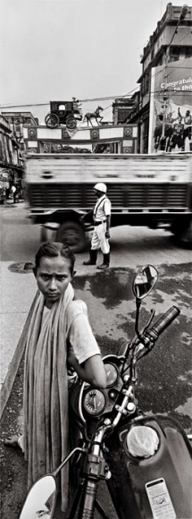 Raghu Rai TRAFFIC CONSTABLE AND HORSE BAGGHIE, KOLKATA