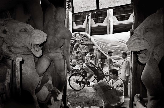 Raghu Rai PREPARING FOR DURGA POOJA, KOLKATA